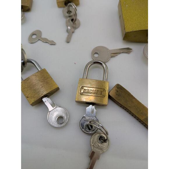Assorted Padlocks and Keys Lot - Picture 4 of 8